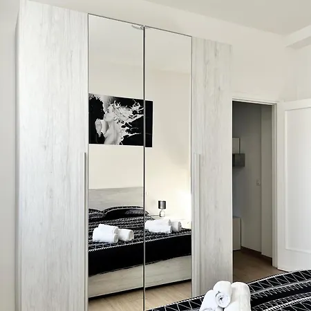 The Lake-side Corner Apartment *